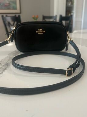 EUC Coach Mini Bag In Black Pebbled Leather Compact Gold Hardware Zip Closure